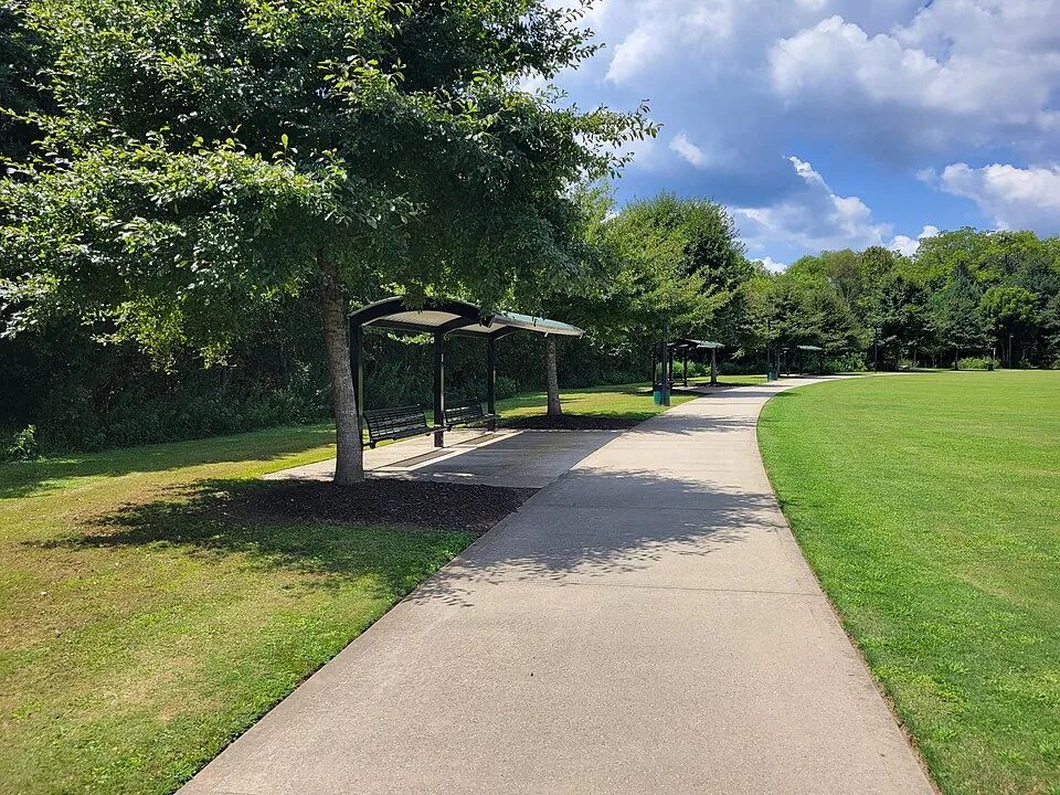 公園の散歩道とベンチ