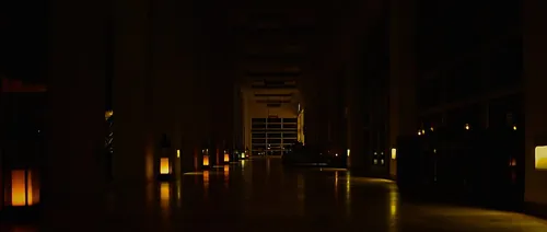 夜の廊下を照らす足元灯