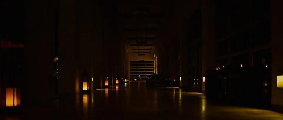 夜の廊下を照らす足元灯
